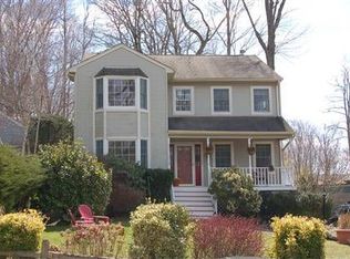 8 Flora St, Cold Spring Harbor, NY 11724