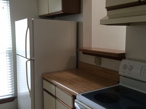 4th image of 444 Benlea Cir