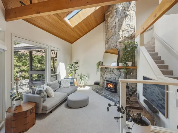 6117 Eagle Dr #205, Whistler, BC V8E 0E1