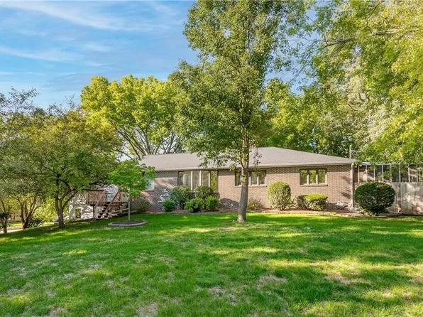 4534 E Oakwood Dr, Pleasant Hill, IA 50327