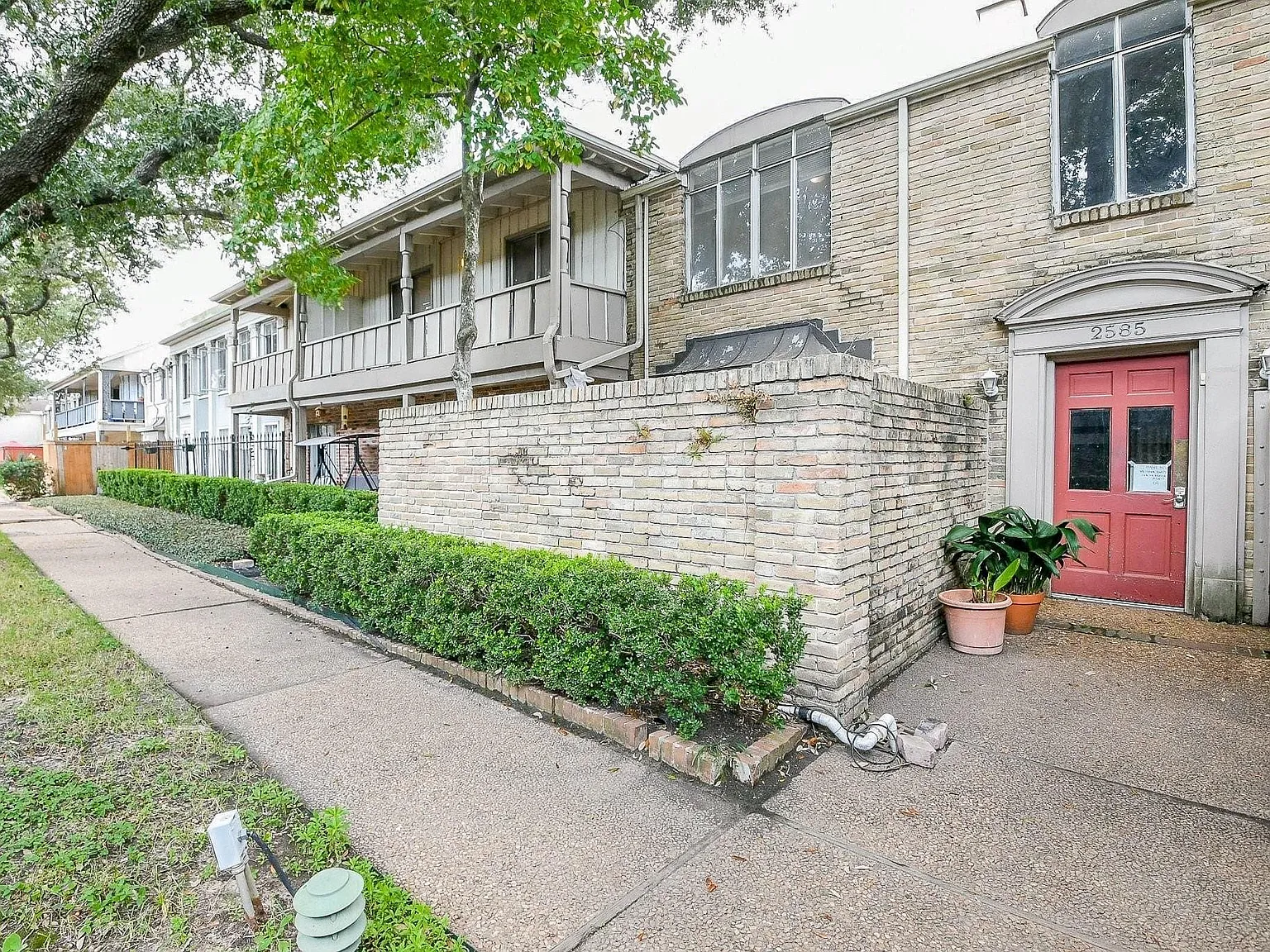 3 bed, 2.0 bath, 1320 sqft, $2,050 — Photo 1