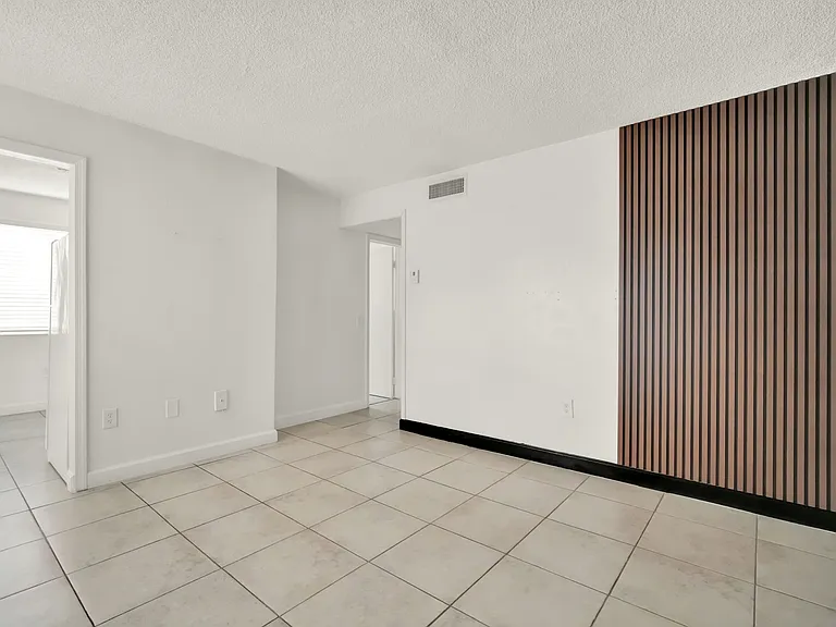 2726 SW 21st St #101 — Photo 3