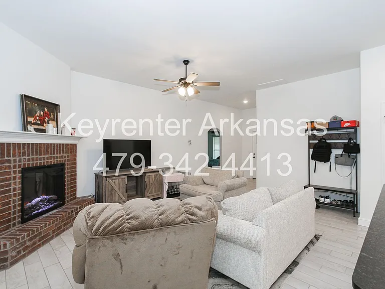 1605 Emma St — Photo 2
