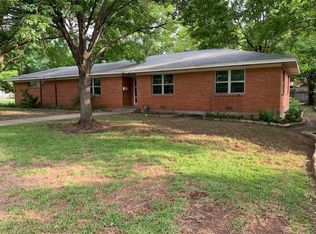 608 E 7th St, Cameron, TX 76520