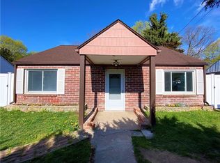 30 Woodlawn Ave, Waterford, CT 06385