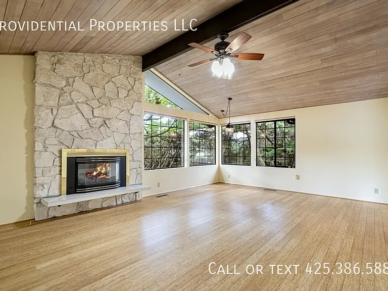 9530 NE 30th St — Photo 3
