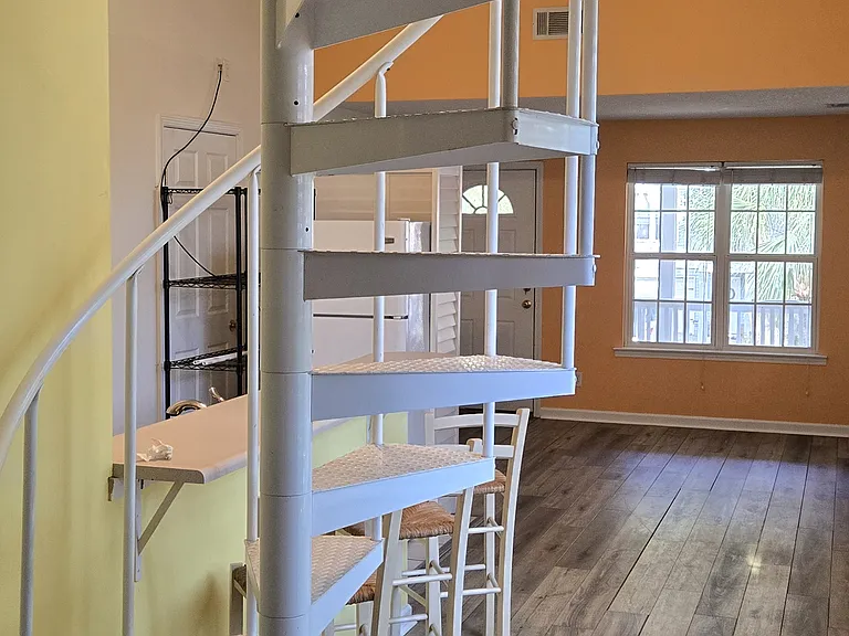 1006 Laurel Ave — Photo 4