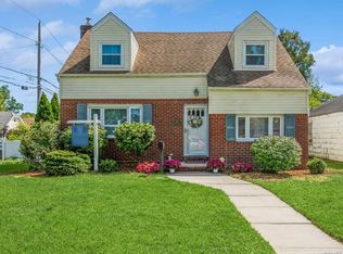 152 Charles St, Lynbrook, NY 11563