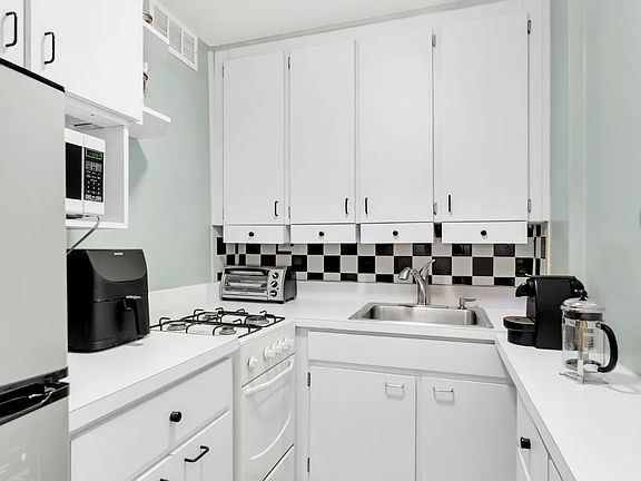 4th image of 305 E 40th St #10V