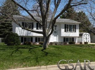 335 Oakwood Ln, Perry, MI 48872