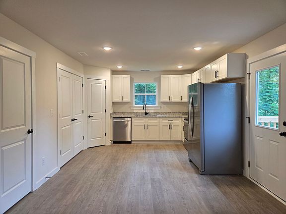 3rd image of 106 10th Ave SE