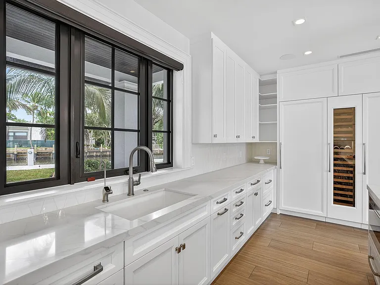 400 Mola Ave — Photo 31