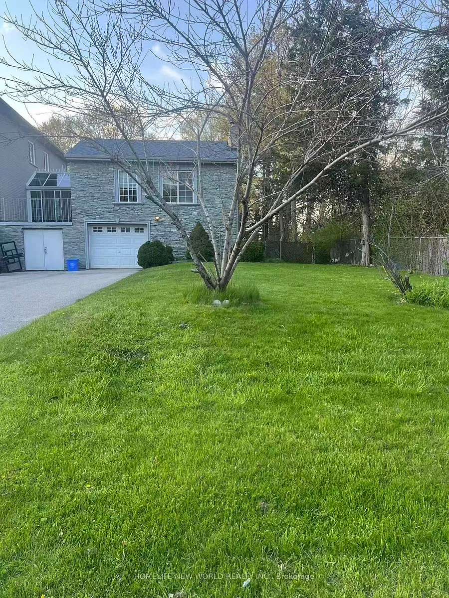 Photo 1 of 21 - 88 Park Cres #B - Richmond Hill, ON Primary Photo - 88 Park Cres #B