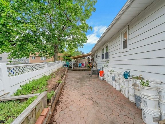 5th image of 48 Doherty Dr S