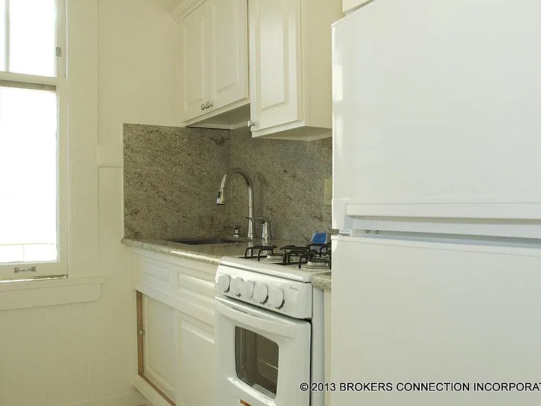 952 Powell St #14 — Photo 14