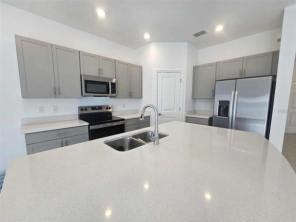 3 bed, 2.5 bath, 1382 sqft, $2,100 — Photo 3