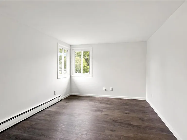 Burke Crest Apartments — Photo 3