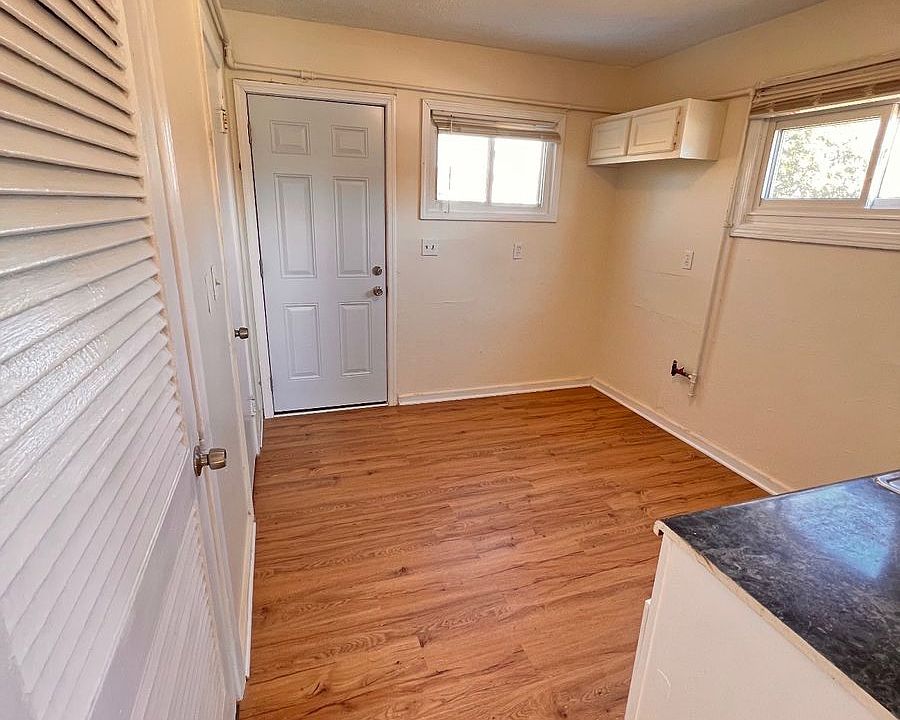 OPEN KITCHEN (BACK DOOR)