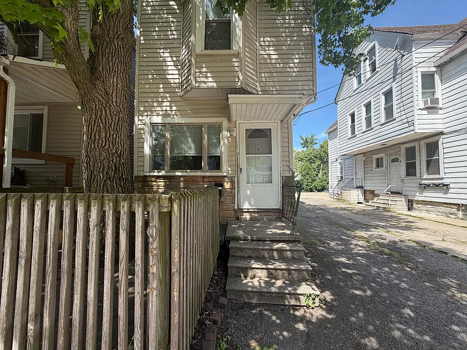 1952 E 124th Pl
