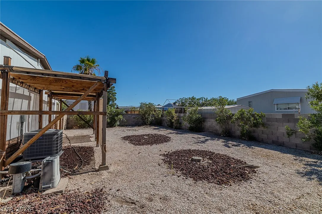 3 bed, 1.0 bath, 977 sqft, $1,495 — Photo 3