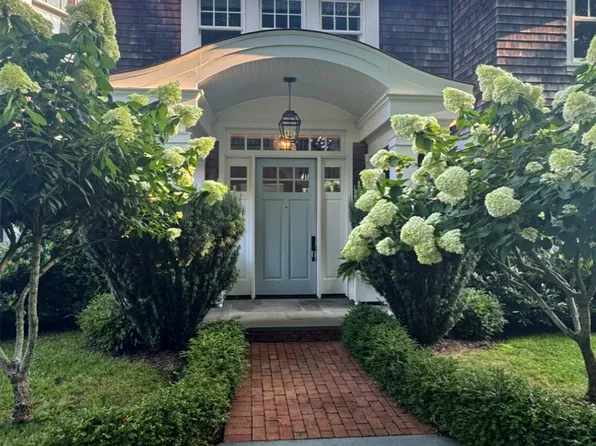 https://photos.zillowstatic.com/fp/d89f4fcabe6df2b475f43858fd53d865-p_e.webp