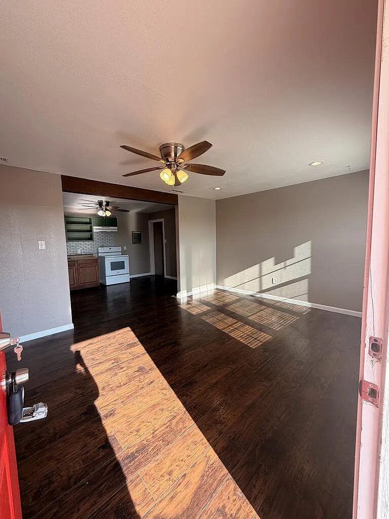 3 bed, 1.0 bath, 1128 sqft, $2,200 — Photo 2