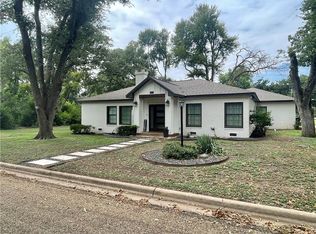 1806 N Harding Ave, Cameron, TX 76520