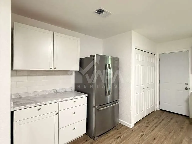 242 Glamis Ave — Photo 6