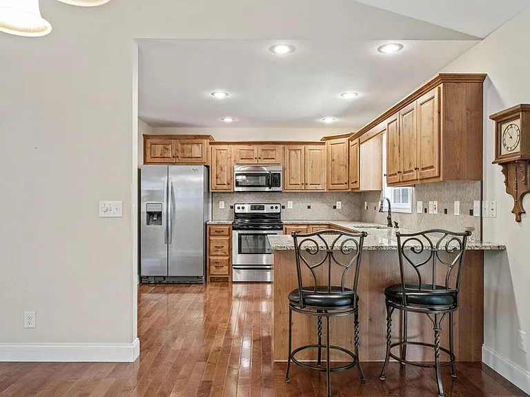 155 Garfield Ct — Photo 4