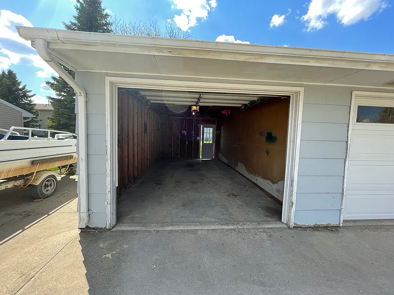 Detached garage