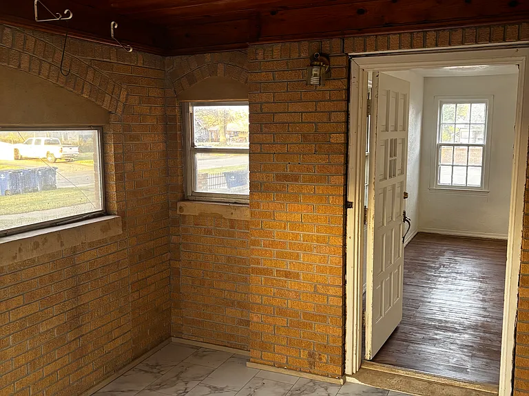 1037 W Hickory Ave — Photo 2