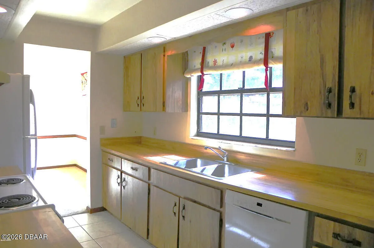 3 bed, 2.0 bath, 1661 sqft, $2,450 — Photo 4