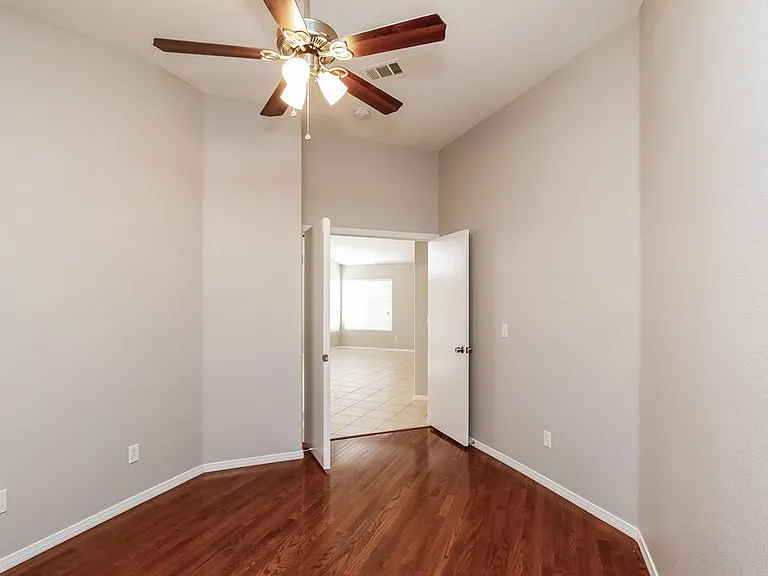 5560 Merriweather Dr — Photo 6