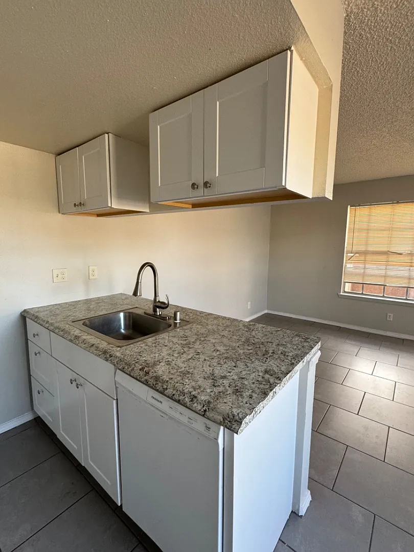 916 San Pedro Drive Southeast - 916-3 — Photo 4