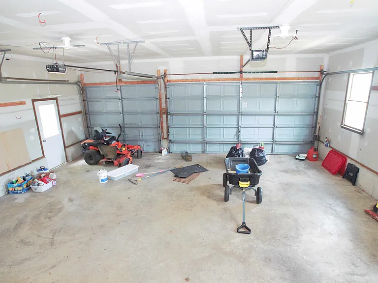98 Thorndale Cir — Photo 49