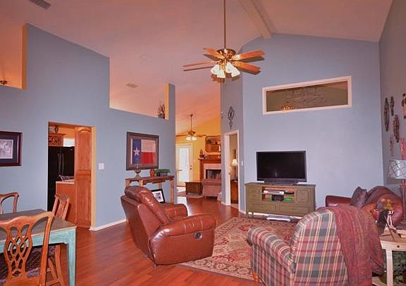 5th image of 302 S King Lawrence Ct