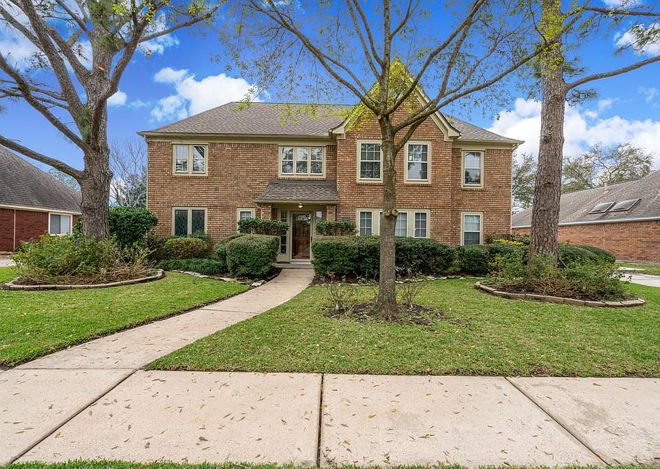 Fabulous 2-story home located in the golf course community of Green Tee.