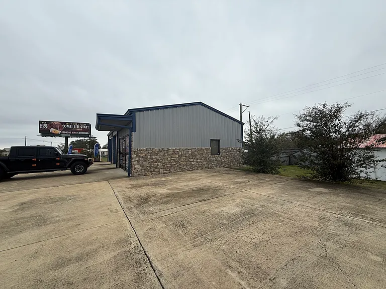 1521 Texas Blvd — Photo 2