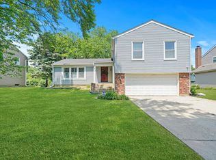 213 Split Oak Rd, Naperville, IL 60565