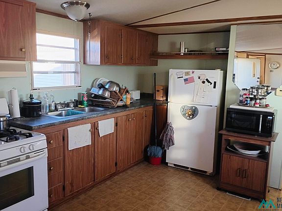 3rd image of 1009 N Mescalero Dr