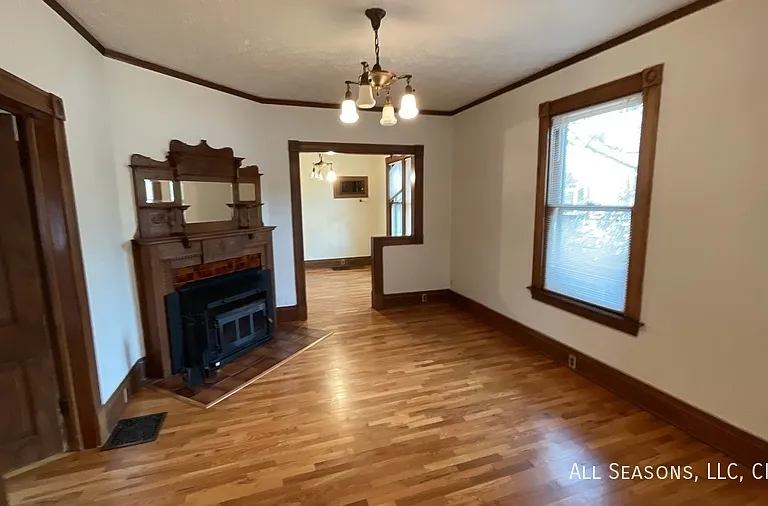 418 E Dale St — Photo 2