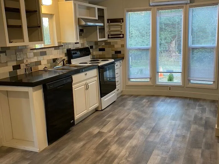 Open concept kitchen/LV rm area
Daniela