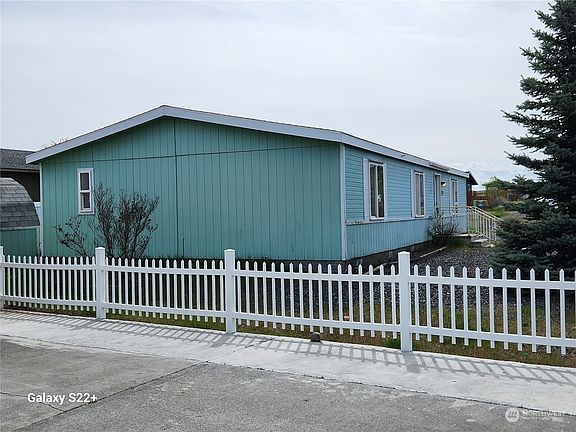 3rd image of 602 SE Hilltop Drive