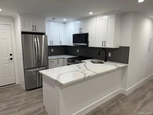 19 Bellport Ln #1, Bellport, NY 11713