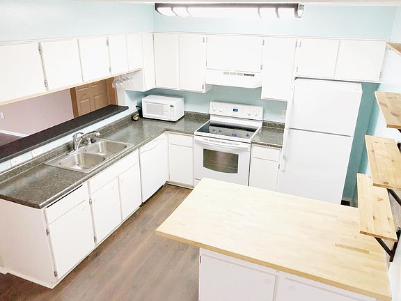 3rd image of 301 Elan Ct