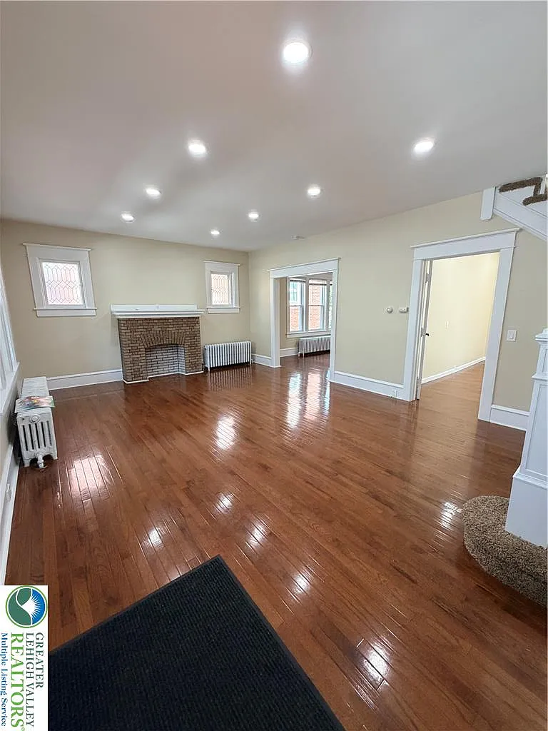 4 bed, 2.5 bath, 1962 sqft, $2,800 — Photo 2