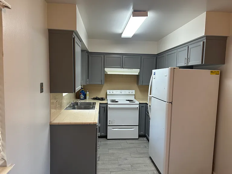3306 N Maple Ave — Photo 2
