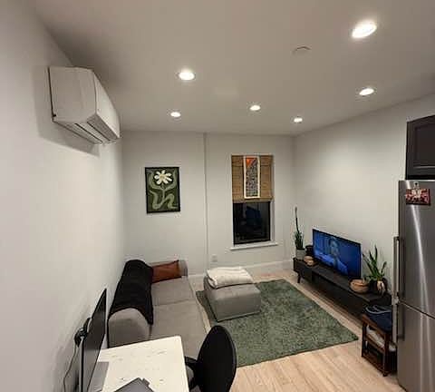 5th image of 253 Jefferson Ave APT 8