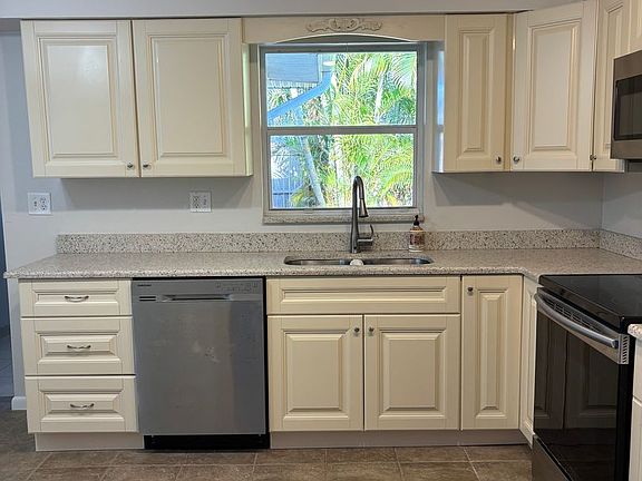 3rd image of 2921 Bentley St