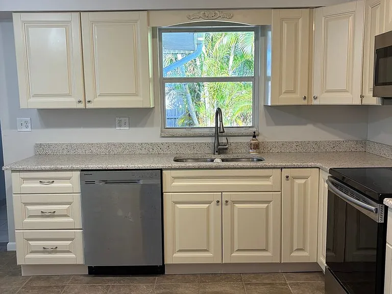 2921 Bentley St — Photo 3